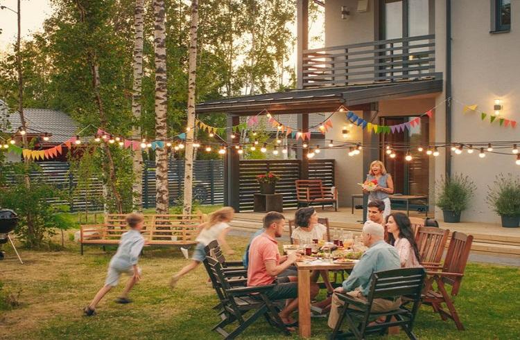 HOG tips on  5 outdoor decoration for festive gardens